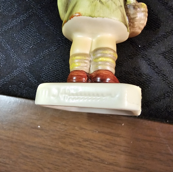 Goebel - 'I brought you a gift' Club Piece - Picture 4 of 6